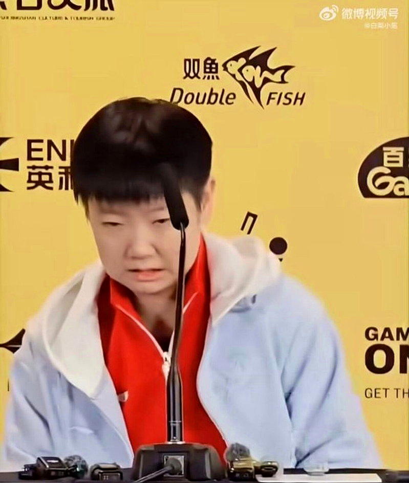 孙颖莎发布会落座瞬间面露疼痛。（取材自微博视频号）