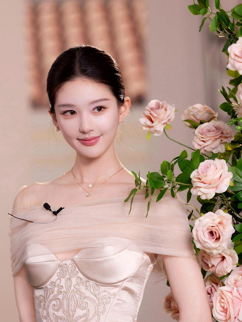 同为「95花」的虞书欣和赵露思(见图)，「宿敌」关系早已不是秘密。(取材自微博)