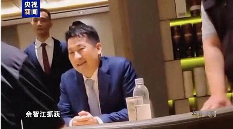2022年8月，泰国警方在机场将正在一家日式料理店用餐的佘智江抓获。 (取材自央...