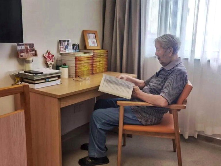 陈秀康在看写给亡妻的日记。（取材自宁波晚报）
