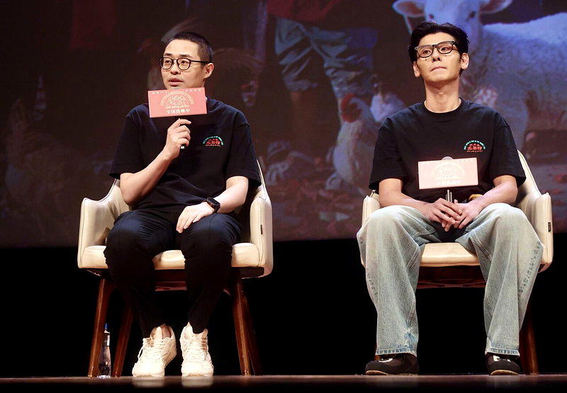 8月28日，电影「欢迎来龙餐馆」主创团队到北京大学百周年纪念讲堂，导演文牧野（左...