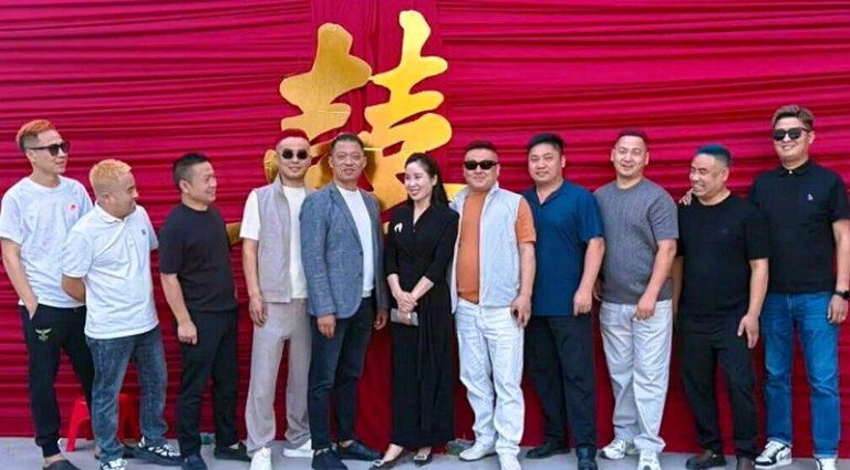 河南9舅舅染不同发色、参加外甥女婚礼 「别想欺负她」 新娘舅舅们染上不同发色替她「助威」。(取材自微博)
