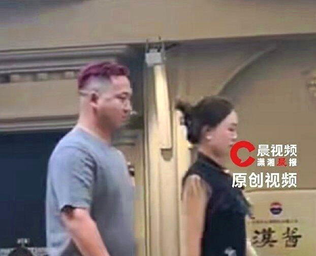 新娘的9位舅舅染彩虹发登场。(视频截屏)