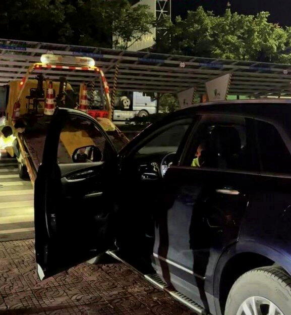 车主只能叫来拖车帮忙。(取材自极目新闻／车主供图）