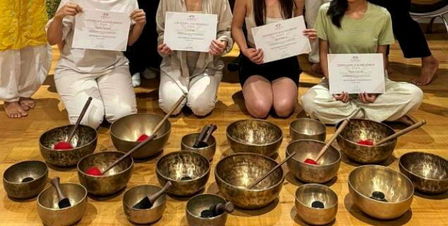 有人到泰国考验证身心灵状态的证照。(取材自凤凰周刊)