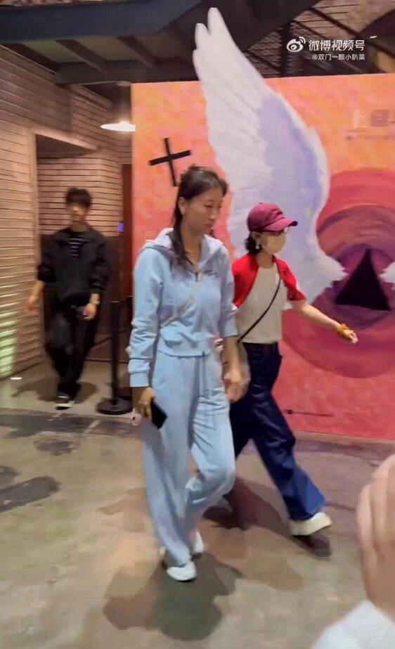 赵丽颖（右）戴着帽子、口罩墨镜，来看谢娜出演的话剧。（视频截屏）
