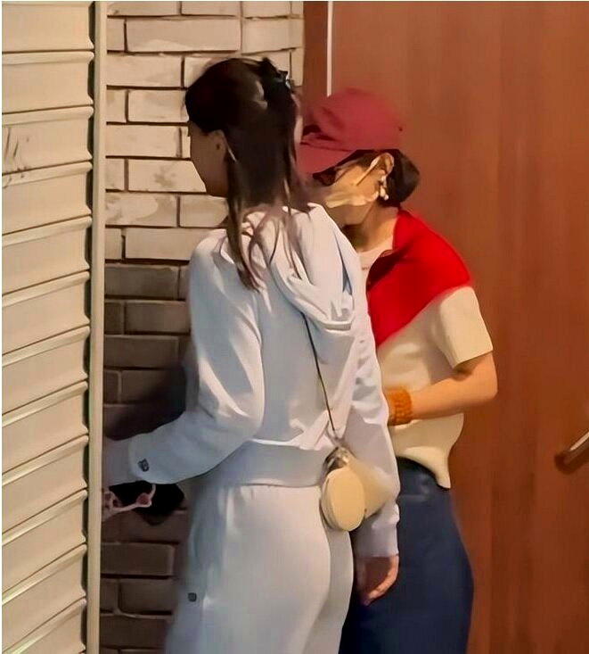 赵丽颖（后方）戴着帽子、口罩墨镜，来看谢娜出演的话剧。（视频截屏）