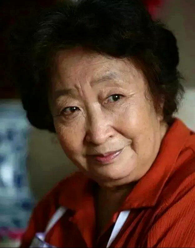 彭玉演活千万东北老太太。(取材自微博)