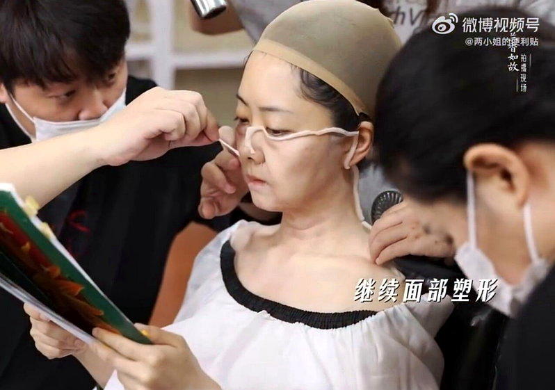 剧方公开谭松韵化老妆的过程。(视频截屏)