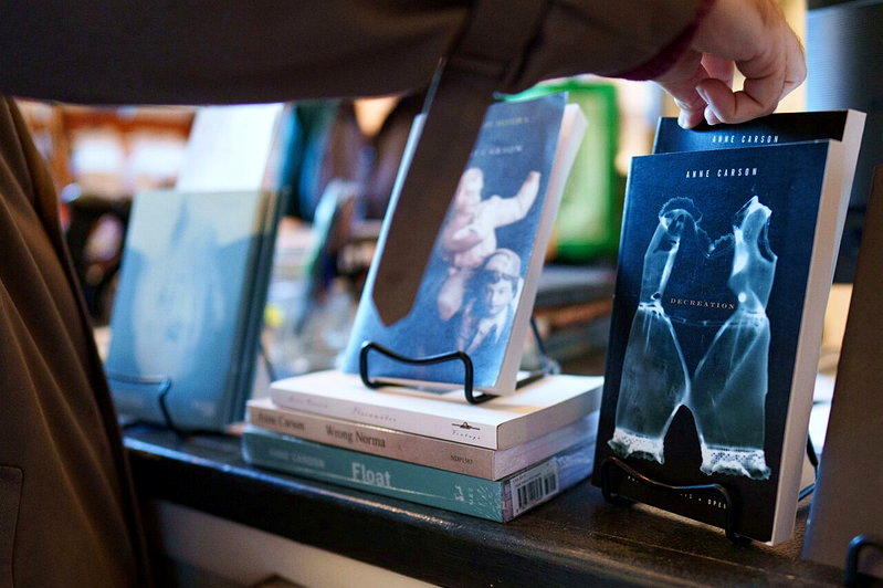 多伦多Type Books书店一位顾客8日拿起了一本由加拿大诗人、散文家兼翻译家...