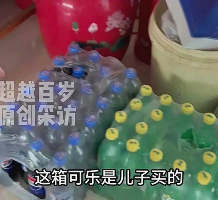 101岁老人可乐雪碧整箱囤着喝,梭子蟹能吃光一整盘,每天坐按摩椅疏通经络,凌晨4...