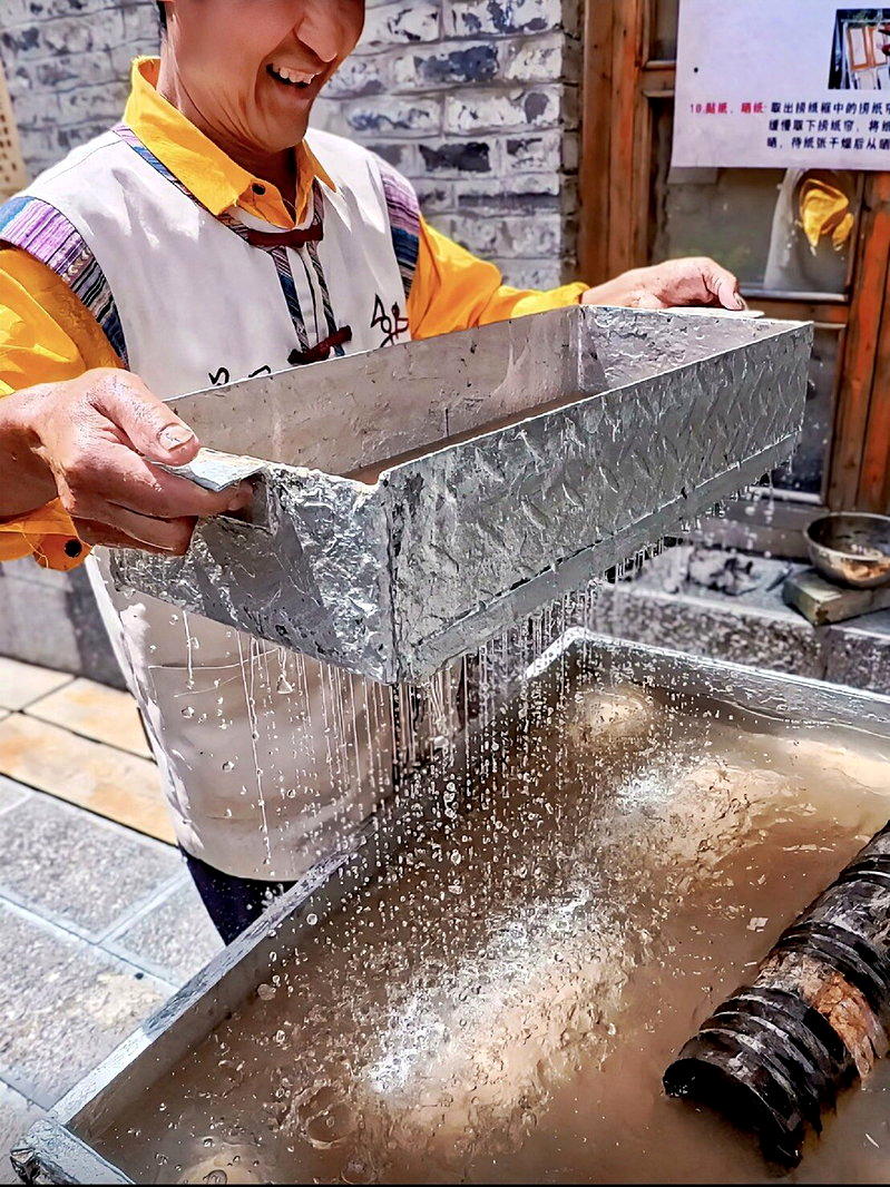 云南省玉龙纳西族自治县玉湖村的东巴纸制作吸引不少游客 。（取材自小红书）