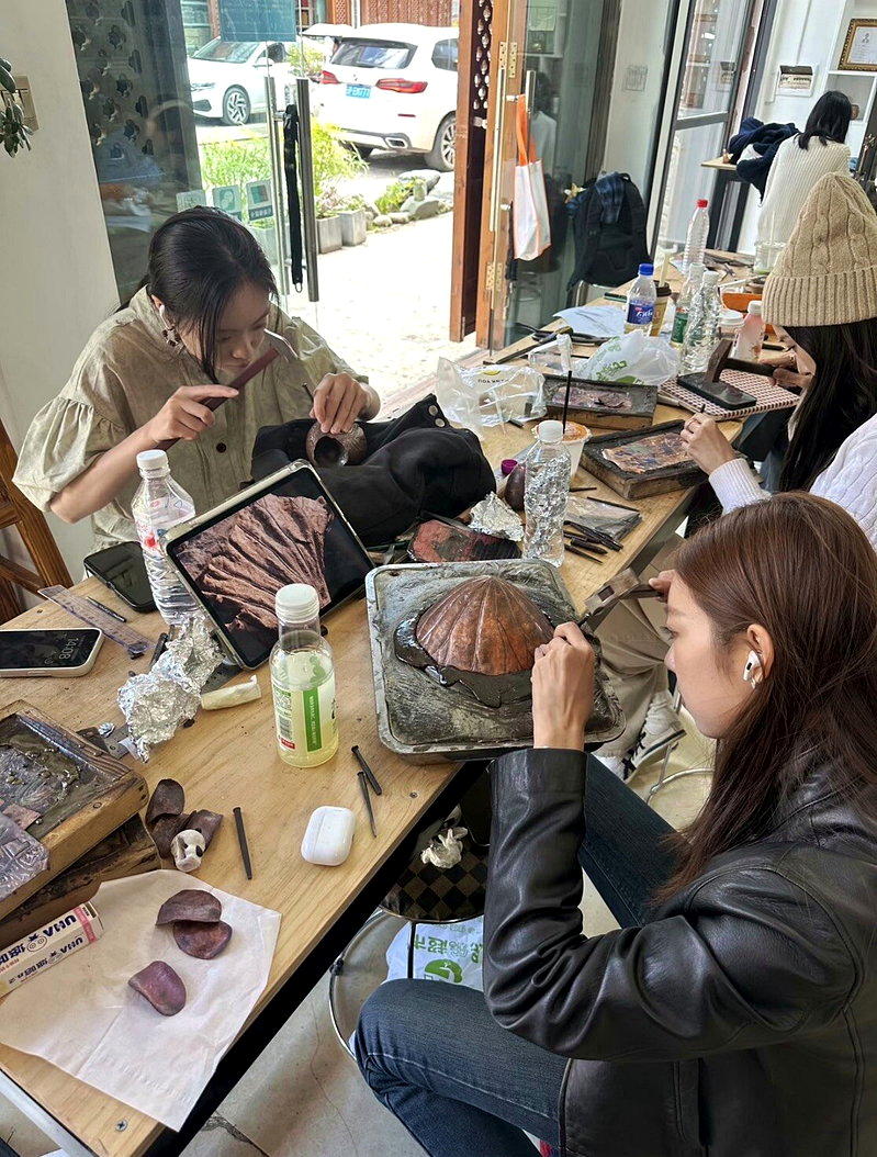 游客在云南鹤庆县新华村体验银器锻制。（取材自小红书）