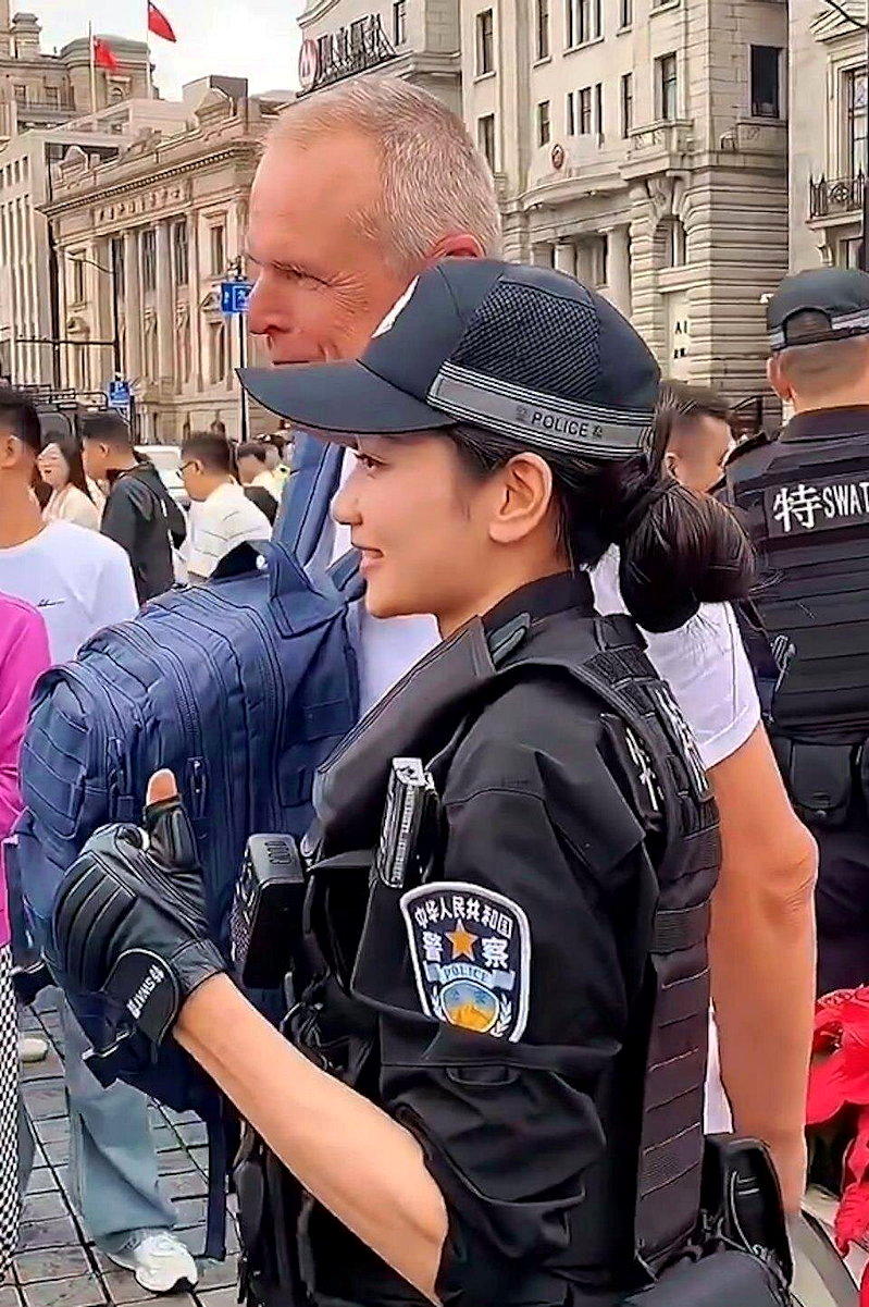 该名外国男游客被钱雪颖提醒后，手也随即乖乖的垂放着。（取材自微博）