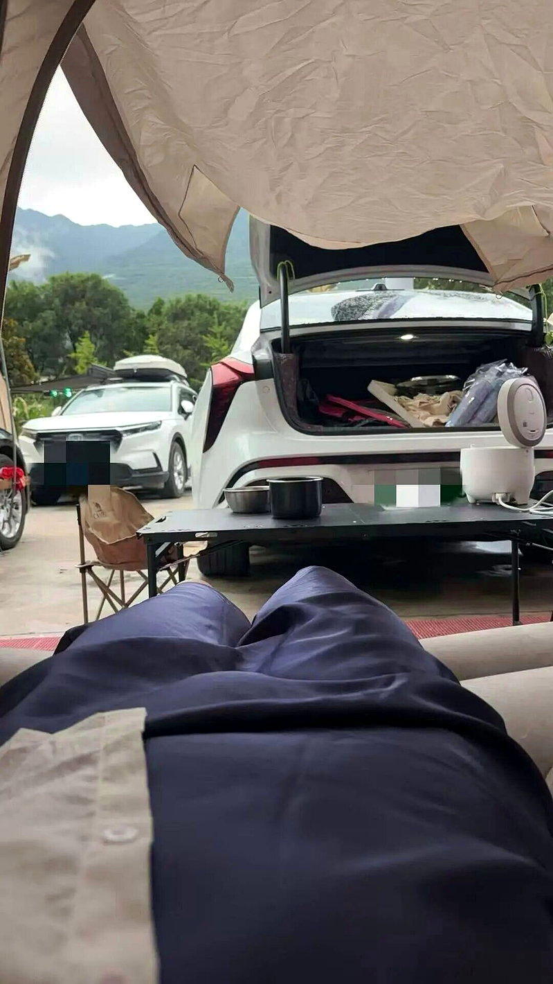 床车旅游将一般家用车变成移动卧室,游客可在车尾铺设床垫、搭配遮阳棚及露营设备休息...