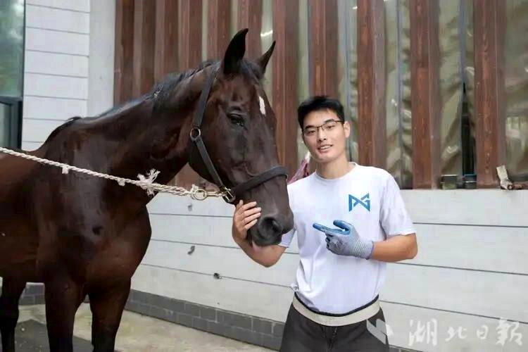 付华东是武汉商学院马业科学专业大四学生，尚未毕业便已考取专业证书。(取材自湖北日...