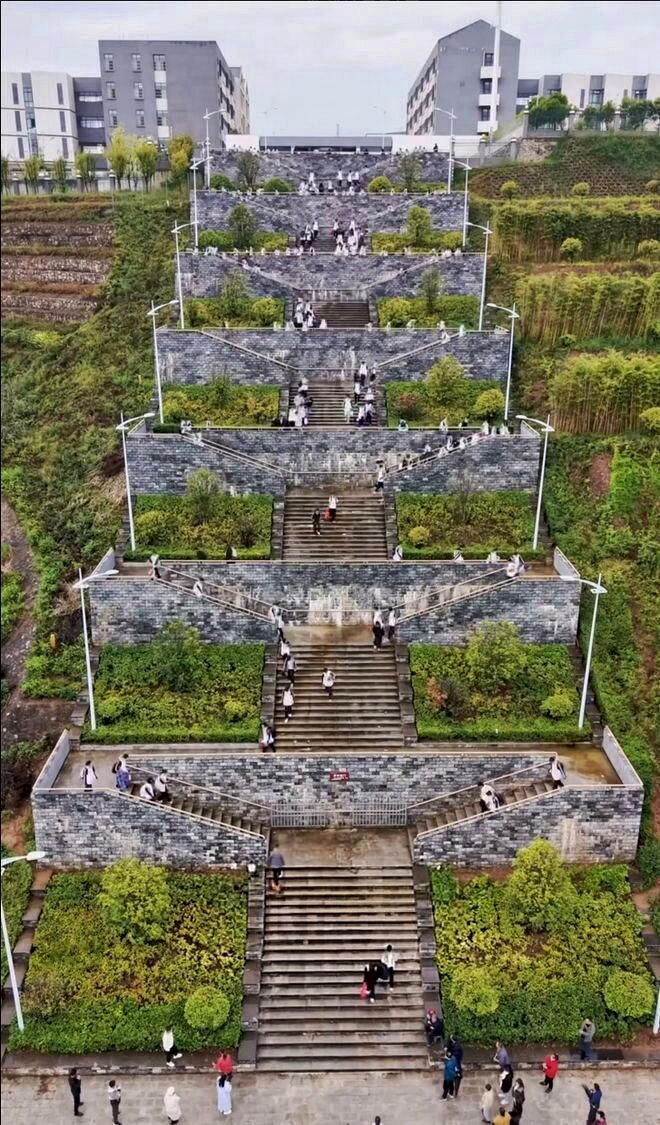 陕西省丹凤中学北门外设有多层阶梯,因校园依山而建,阶梯高度约数十公尺,引发网友热...