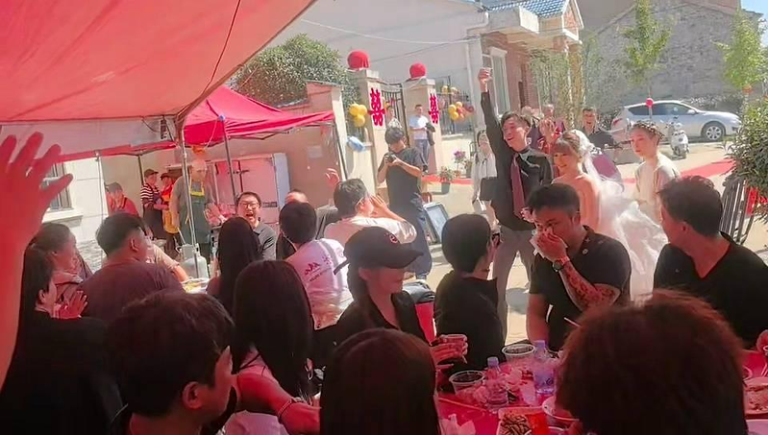 婚礼现场十分热闹。（取材自封面新闻）