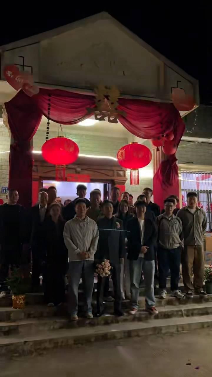 答应赴宴的网友，依约到场。（取材自封面新闻）