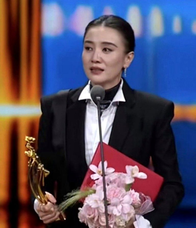 宋佳凭借「山花烂漫时」中张桂梅一角，在飞天奖摘下优秀女演员。（取材自微博）