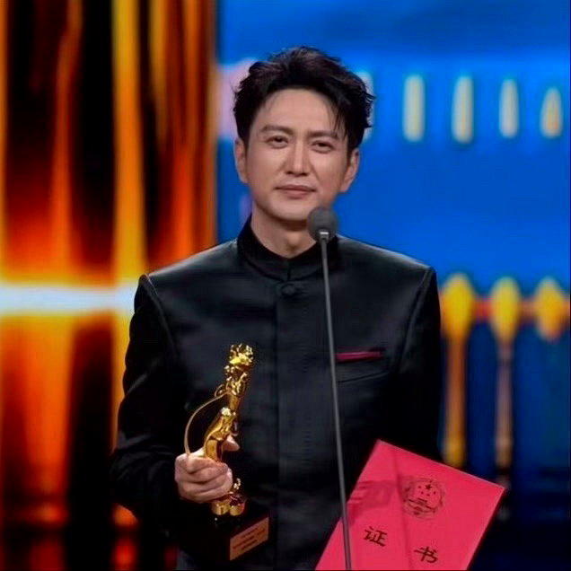 王仁君凭借「浴血荣光」获得优秀男演员奖。（取材自微博）