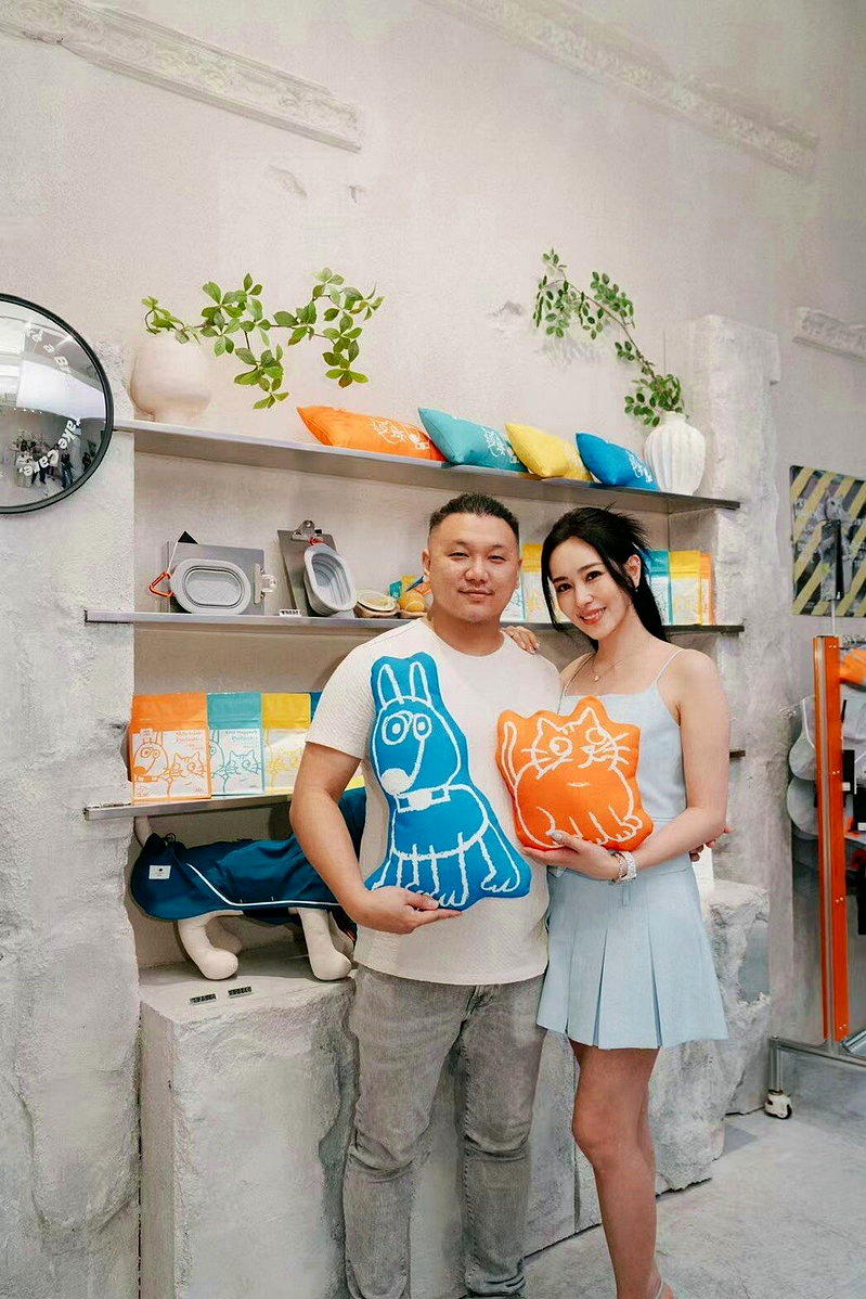 导演王鼎霖（左）与妻子丁巧唯共同创立的宠物品牌帕奇特小屋 。（图／帕奇特小屋提供...