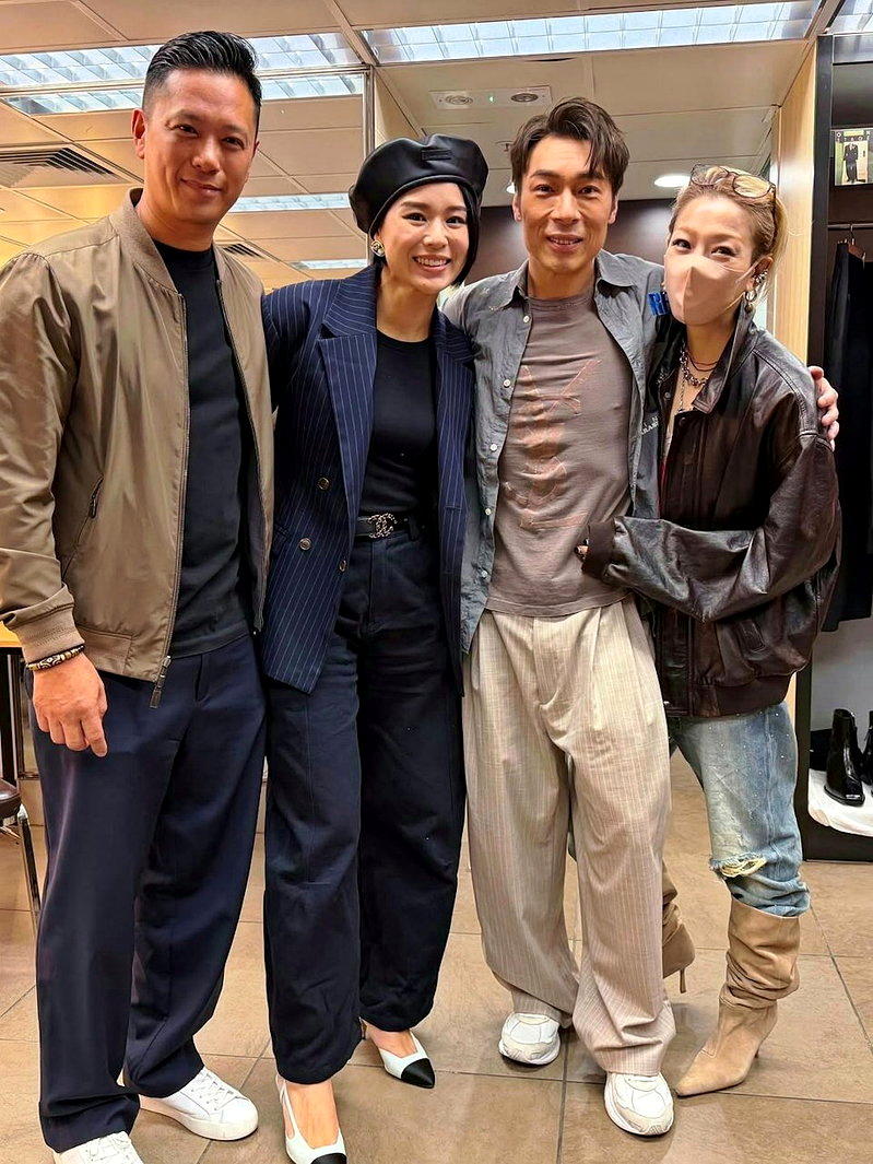胡杏儿（左二）与丈夫李乘德（左）后台探班许志安（右二）和郑秀文（右）。(取材自I...