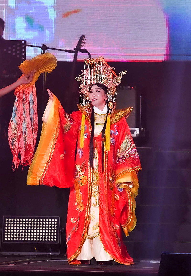 张秀卿以妈祖造型开场,一度哽咽直呼感动。图/名人演艺事业提供