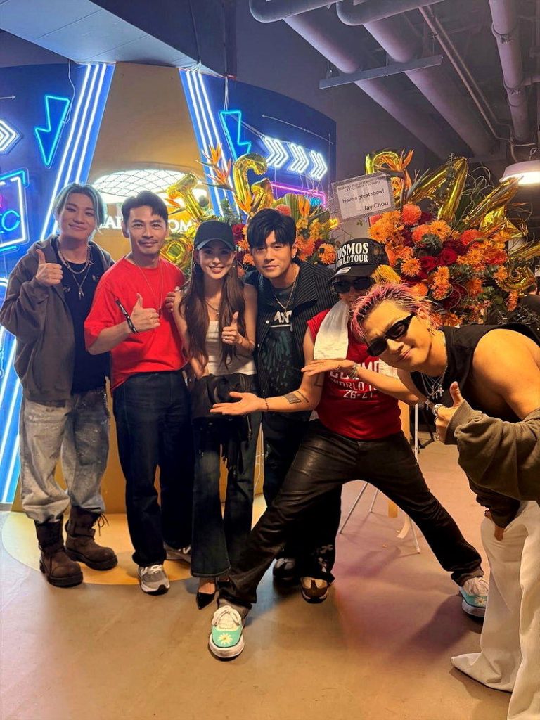 阿Ken（左二起）、昆凌、周杰伦在后台和BIGBANG合照。图／摘自脸书