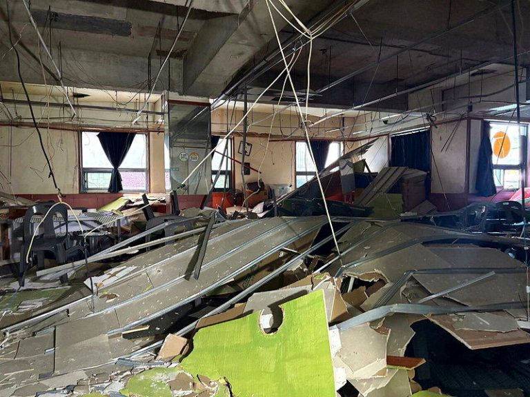 南韩大邱商业大楼天花板突坍塌 66人惊险逃生 38人受伤 南韩大邱一栋建筑物10日发生部分天花板板坍塌事故。(美联社)