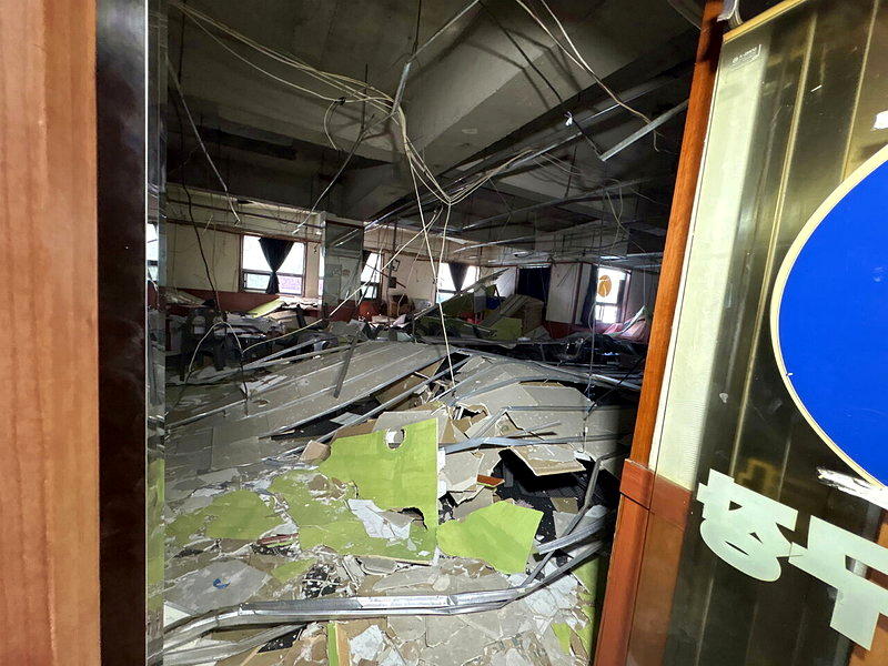 南韩大邱一栋建筑物10日发生天花板坍塌事故,造成38人受伤,大片天花板装修材料散...