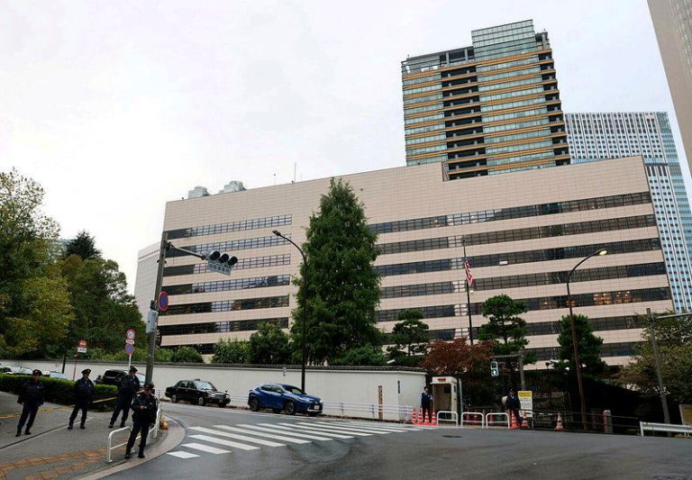 简报解放军动向 韩媒爆美军事与外交高官东京密会 传AIT谷立言也出席 2025年10月东京的美国驻日本大使馆外1景。(路透)