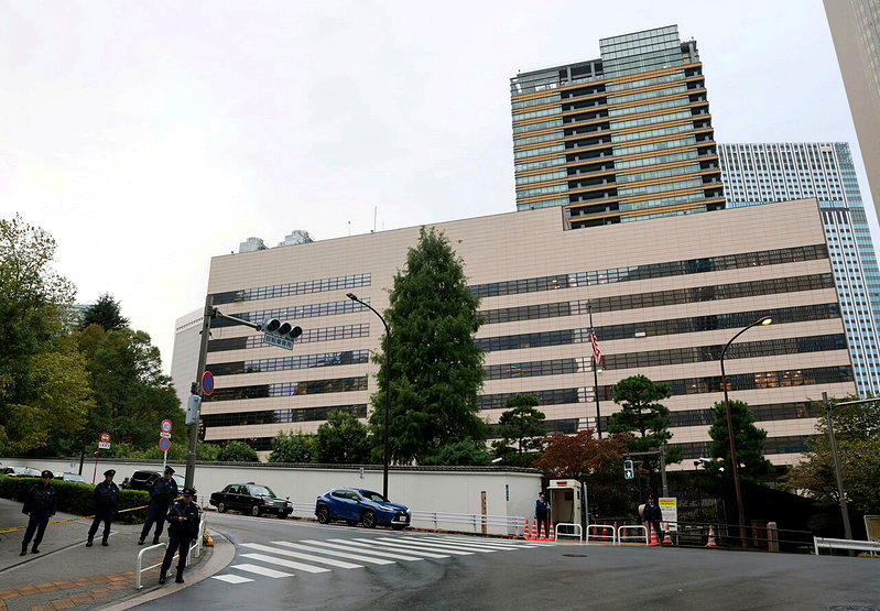 2025年10月东京的美国驻日本大使馆外1景。(路透)