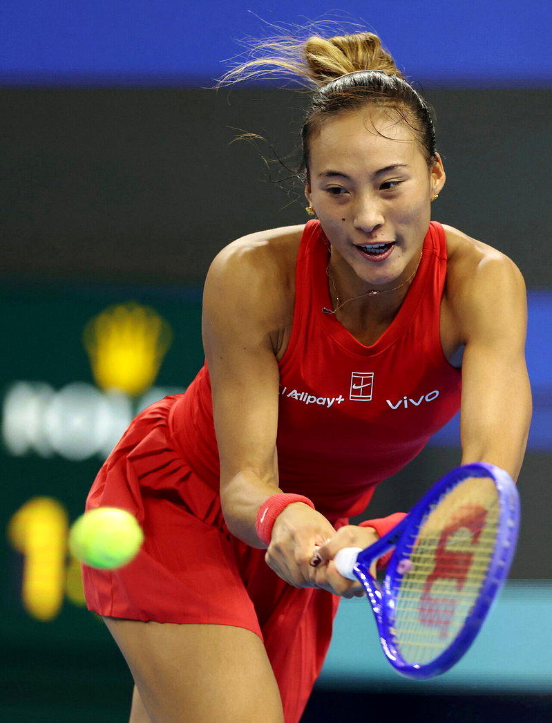 10月10日,在北京进行的2026中国网球公开赛女子单打半决赛中,中国选手郑钦文...