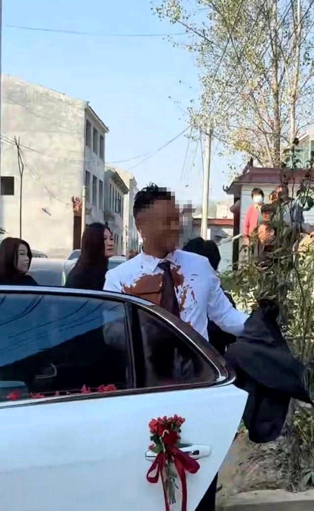 新人特意租用宾利婚车、安排舞狮表演，并聘请专业跟拍及跟妆团队，不料正式拍摄尚未开...