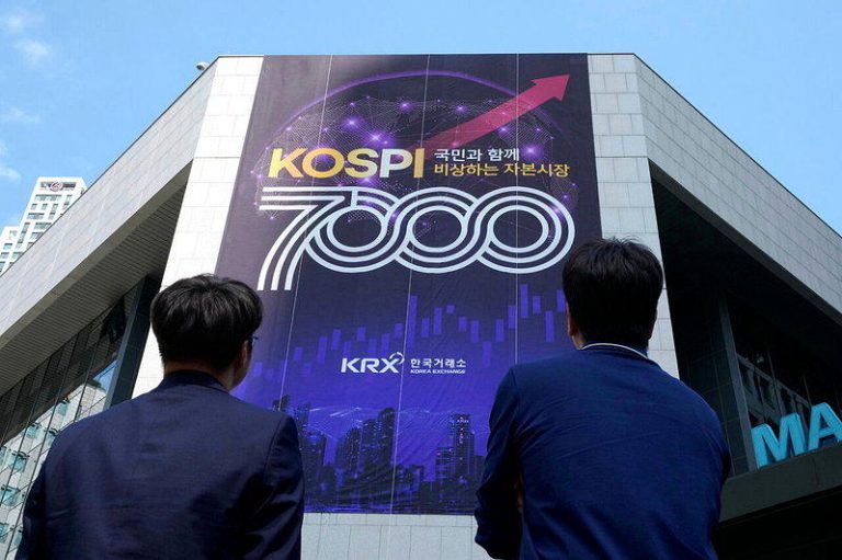 韩股AI交易快速退烧 上半年全球表现最好 下半年却变最差 南韩Kospi指数5月庆祝冲破7,000点。 (美联社)