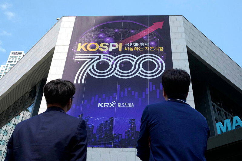 南韩Kospi指数5月庆祝冲破7,000点。 (美联社)