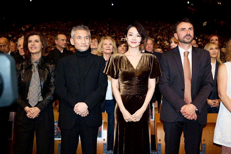 章子怡出席红毯开幕式。(取材自微博)