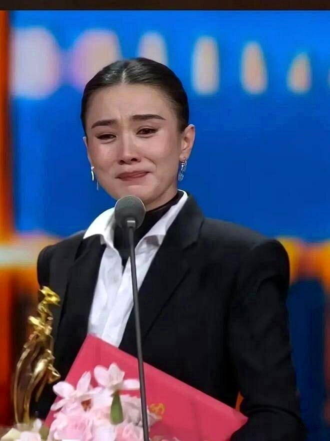 宋佳凭「山花烂漫时」张桂梅一角拿下飞天奖视后,却引发争议。(取材自微博)