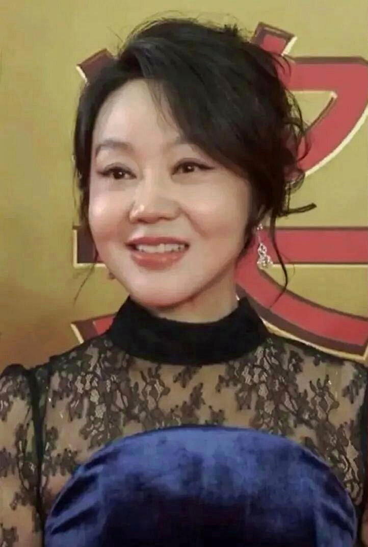 闫妮穿宝蓝色丝绒蕾丝拚接长裙走飞天奖红毯,却又陪跑。(视频截屏)