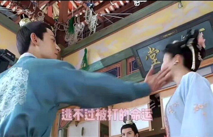 白鹿先前在他剧被搧巴掌的画面。（取自微博）
