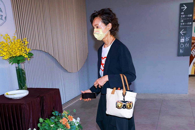 陈淑丽送蓝琪最后一程。(记者沈昱嘉/摄影)