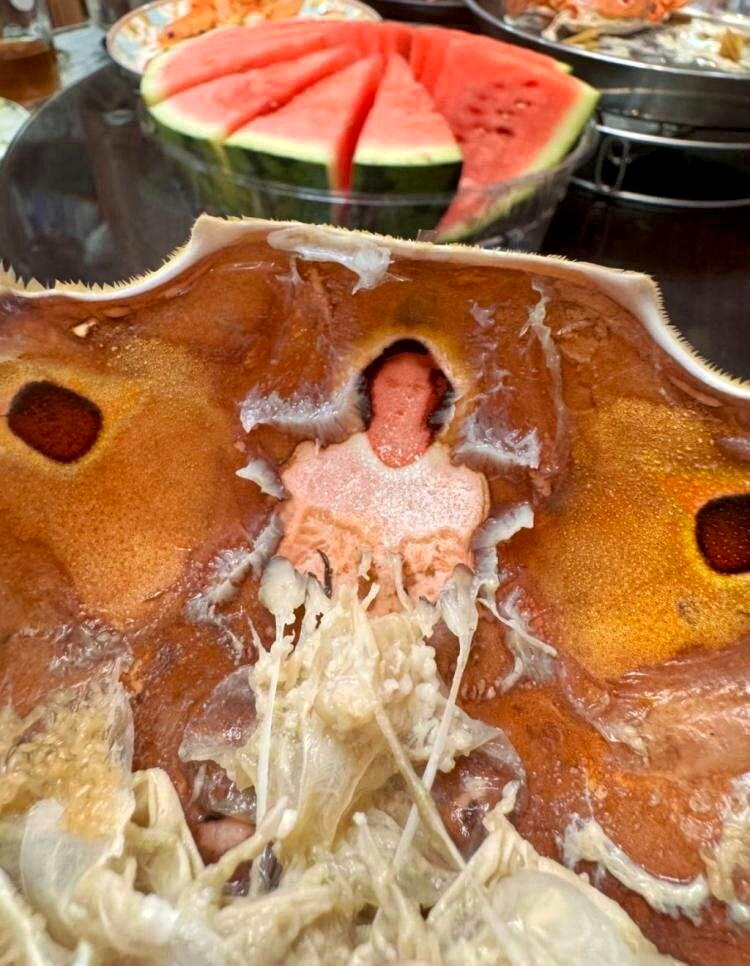 广东网民发现蟹壳内蟹膏与蟹组织,竟酷似人形的轮廓。(取材自微博)