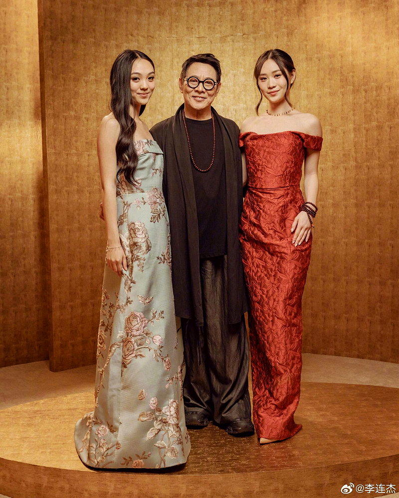 李连杰(中)与妻子利智所生的两个女儿——大女儿Jane(左,李安迪)和小女儿Ja...