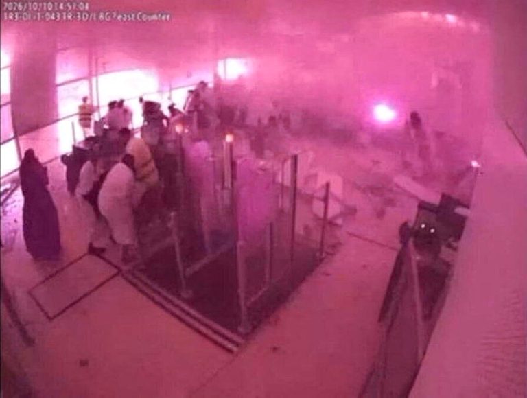 哈立德国王国际机场10日遭攻击，监视器画面可见浓烟与火光。（路透）