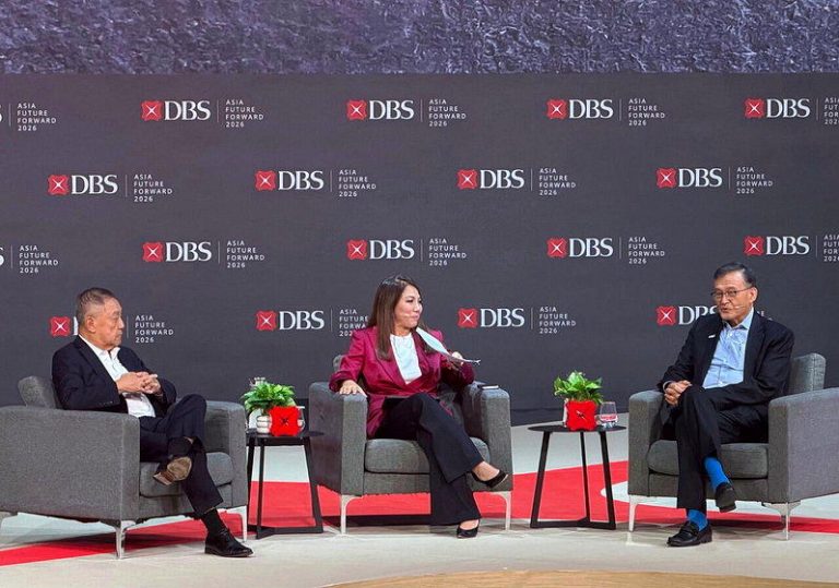 陈立武:AI算力短缺恐到2029年 至少需要15万名工程师 星展集团昨举行亚洲前瞻峰会,邀请英特尔首席执行官陈立武(右)、博通总裁兼首席执行官陈福阳...