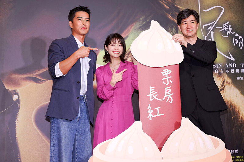 曾敬骅(左)、岸井雪乃、导演真壁幸纪开心带着「鼠一般的你」和大家见面。(记者林士...