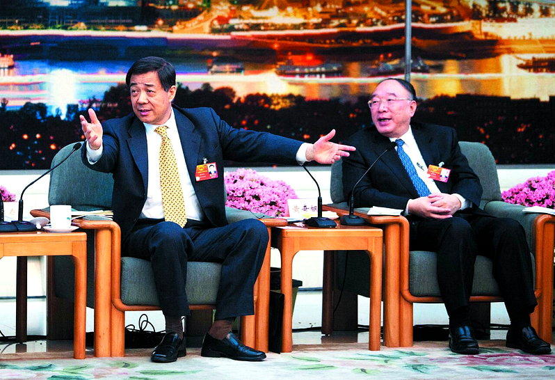 黄奇帆（右）在中国政坛有「不倒翁」之称。图为2012年他和薄熙来（左）早前出席人...