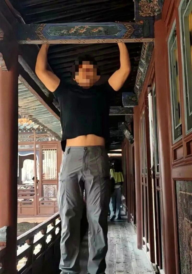 千年悬空寺横梁做引体上升 健身博主不良示范 警介入调查 健身博主「东东小魔王」在山西悬空寺手拉横梁做引体上升,虽未对文物造成伤害,但行为...