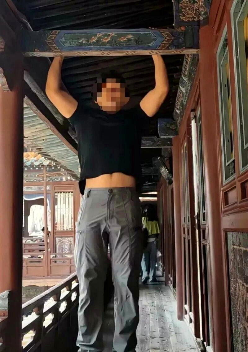 健身博主「东东小魔王」在山西悬空寺手拉横梁做引体上升,虽未对文物造成伤害,但行为...
